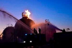 消防隊員在現場進行滅火。（圖源：AP）