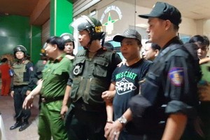 職能力量現場擒獲放高利貸、暴力討債及搗亂治安的團夥頭目鄧光全（右二）。（圖源：黎琳）