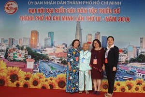 顏氏喜老大娘（左二）穿著大襟衫與其他華人同胞出席“2019 年第三次胡志明市各少數民族代表大會”。