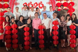 吳駿總領事、郝志剛副總領事、趙騫會長與各位嘉賓上台合影拍照留念。