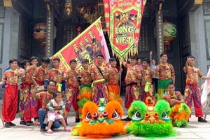 第八郡第十四坊越南青聯會的龍越龍獅團是年輕人的活動場所。