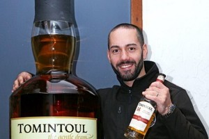 這瓶酒的瓶身高約1.5米，重達180公斤。（圖源：BBC）