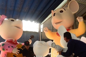 吉祥物是根據東湖民間畫《老鼠婚禮》中擬人化造型來製作，十分生動及逼真，充滿迎春氣氛，頗為討人喜歡。