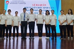 代表本市參加華文科考試的學生與市領導及老師合照。