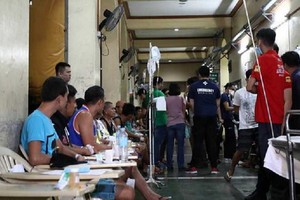 菲律賓傳椰子酒集體中毒。（圖源：RAPPLER.COM）