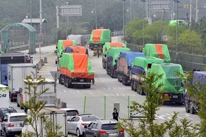 裝載500噸麵粉的大卡車從韓國運往朝鮮，橫跨位於首爾北部坡州的重防護邊境。（圖源：AFP）