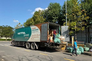 職能力量對Viettel郵政總公司的一輛郵政車進行突擊檢查車上的商品來源。（圖源：B. Vân）