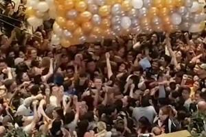 群眾爭相搶奪氣球。（圖源：互聯網）