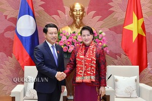 國會主席阮氏金銀（右）接見老撾外交部長沙倫塞‧貢馬西。（圖源：Quochoi.vn）