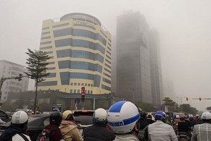 昨天上午，在河內市區內及整個北部平原一帶都出現大霧天氣。（圖源：杜忠）