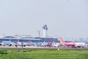 新山一機場嚴重超負荷，需要擴建。