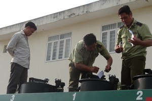 職能力量查獲 6000公升來歷不明的E5-92汽油。（圖源：黎安）