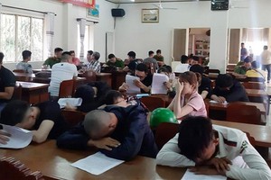 對毒品呈陽性反應的50名男女青年被扣留在公安派出所。（圖源：越通社）