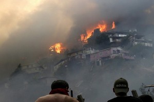 智利瓦爾帕萊索24日下午3時開始發生森林火災，火勢迅速蔓延，目前為止已經燒毀了120所房屋。（圖源：AFP）