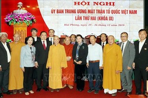 國會主席阮氏金銀（中）同與會嘉賓合照。（圖源：越通社）