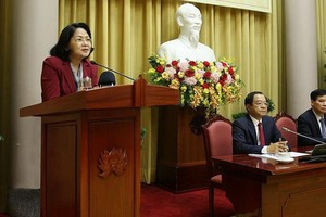 國家副主席鄧氏玉盛（左）在會議上發言。