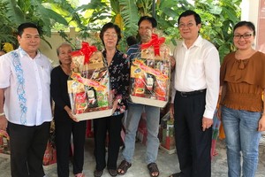 前國家主席張晉創(右二)、劉金華同志 (右四)、丁文森(左一)和黃婉玲(右一)夫婦向優撫對象贈送禮物。