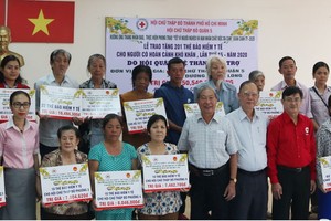 第五郡紅十字會向窮困家庭及落葉劑受害者贈送醫保卡。