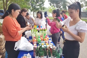 勞動者在年底促銷活動上購物。