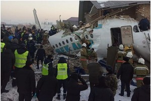 警察和救援人員在客機失事現場展開搜救工作。（圖源：互聯網）