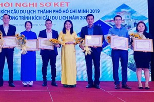 順捷旅行社副經理陳僑力（右二）上台領取市旅遊廳的獎項。