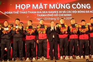 市人委會主席阮成鋒向運動員頒獎。（圖源：VOV）