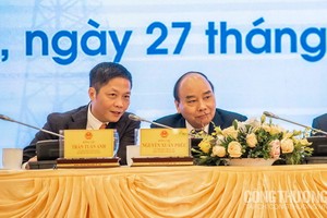 政府總理阮春福（右）與工商部長陳俊英出席會議。（圖源：工商部）