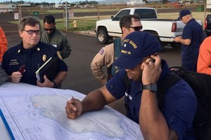 搜救人員正在確認地圖範圍。（圖源：AP）