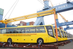 首批15輛Thaco Bus牌巴士在朱萊港裝船出口運往菲律賓。（圖源：Tr. Thường）