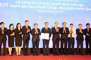 本市和新聞與傳播部領導向 HueCIT 頒發光中軟件園區鏈成員認證。（圖源：越通社）