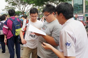 考生考完試後互相交流。