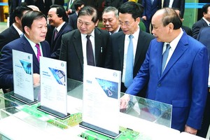 政府總理（前右一）瞭解 5G 設備。（圖源：VGP）