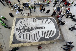 埃及人用7260個咖啡杯拼出圖坦卡門面具，刷新世界記錄。（圖源：新華社）