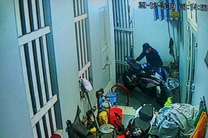 竊賊於凌晨3時許潛入阿T.住房偷走一輛名貴摩托車。（圖源：視頻截圖）