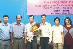 市各民族文學藝術協會辦公室主任張四妹 (右一)代表協會向新一屆執委送花祝賀。