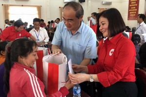 市領導贈送春節禮物給貧困者。（圖源：互聯網）