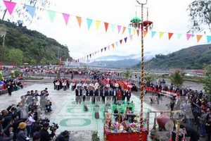 越老中三國拋繡球盛會開幕式場景。（圖源：越通社）