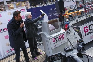 美國紐約時代廣場當地時間28日迎來第十三屆“解脫日”(Good Riddance Day)活動，讓民眾寫下今年的不快事，再投進碎紙機“碎舊迎新”。（圖源：互聯網）