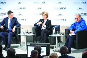 歐委會主席馮德萊恩（中）表示歐盟或需延長英國“脫歐”過渡期。（圖源：互聯網）