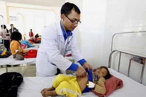 林同省全科醫院的醫生在為一名病童看診。（圖源：寶雯）