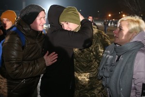 在基輔鮑里斯波爾國際機場，被釋放人員與家人團聚。（圖源：新華社）