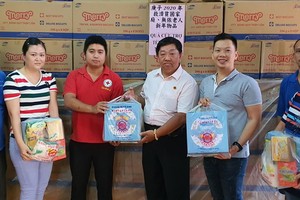 溫陵會館各理事將禮物交給第五郡紅十字會的代表。