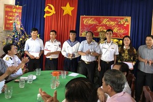 工作團向土朱島上駐軍代表和人民贈送春節禮物。（圖源：信輝）