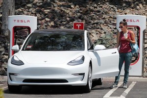 特斯拉調整收費結構，超級充電站收費可能更貴。（圖源：路透社）