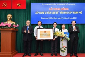 市委書記阮善仁向陳大義學校頒發證書。（圖源：越勇）