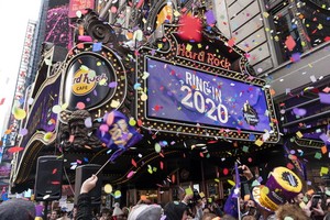 美國民眾及遊客聚集在曼哈頓時代廣場圍繞滾石餐廳觀看新年彩紙預演活動。（圖源：互聯網）