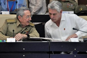 古巴共產黨中央委員會第一書記勞爾‧卡斯特羅‧魯茲（左）與古巴共和國主席米蓋爾‧迪亞斯-卡內爾。（圖源：AFP）