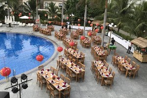 圖為 Diamond Bay Condotel & Resort度假區的露台餐廳