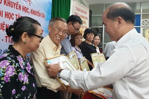 華人家庭戶李文福和王沛川榮獲表彰。