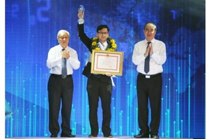 本市 12 名模範青年公民獲表彰